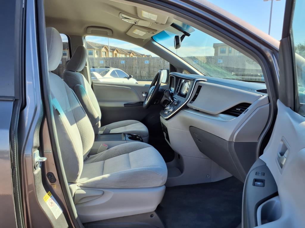 2015 Toyota Sienna LE 12