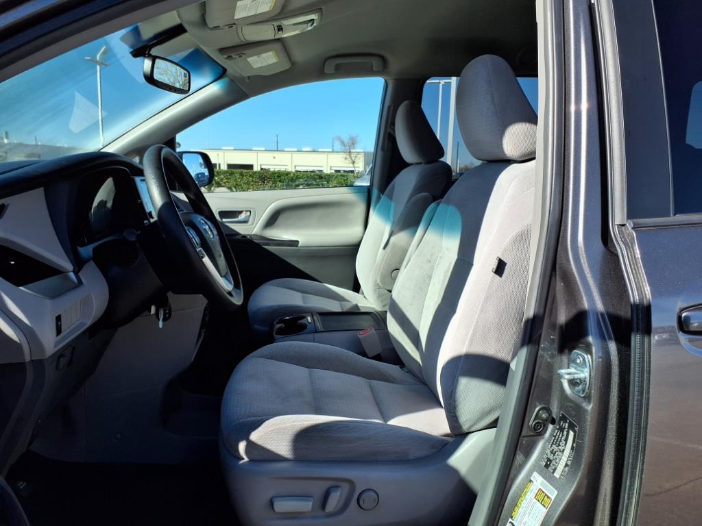2015 Toyota Sienna LE 11