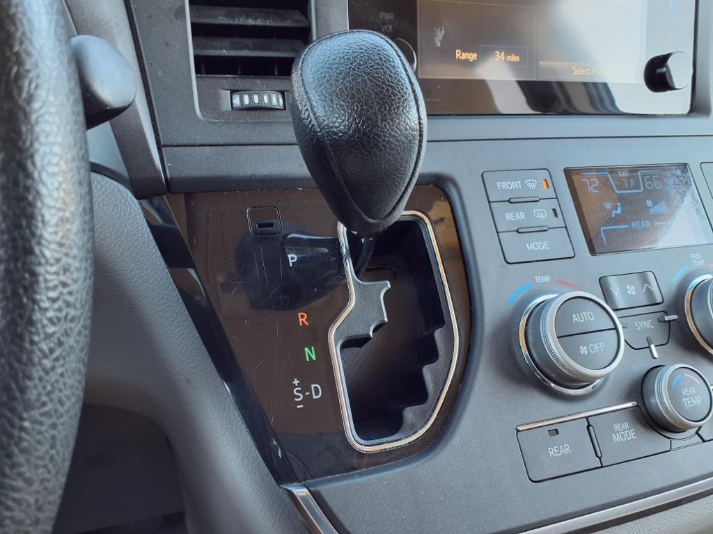 2015 Toyota Sienna LE 16