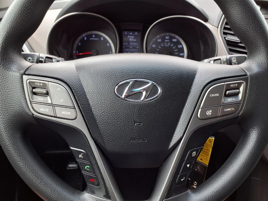 2016 Hyundai Santa Fe SE 24