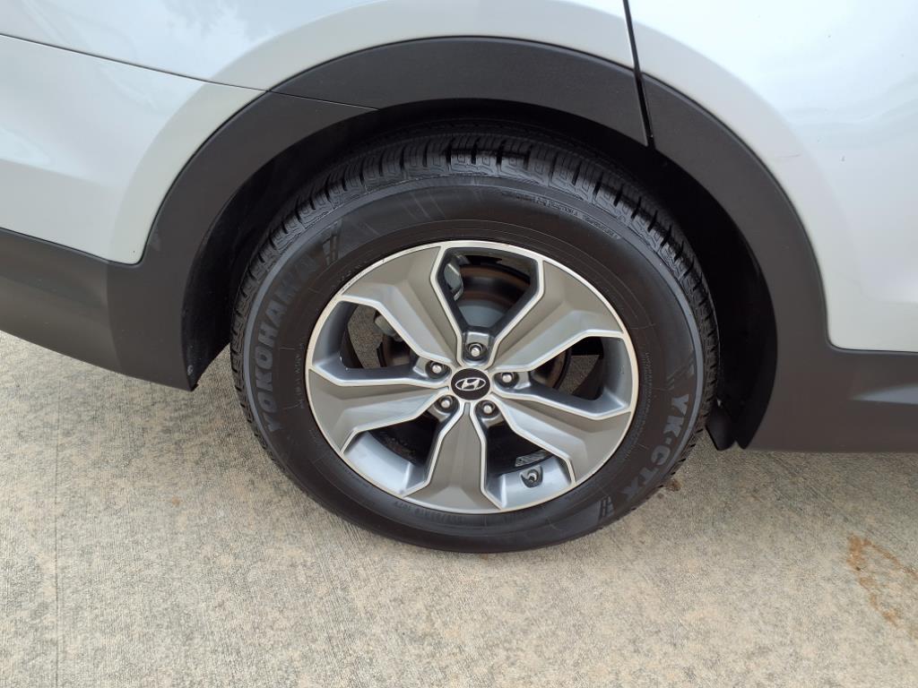 2016 Hyundai Santa Fe SE 8