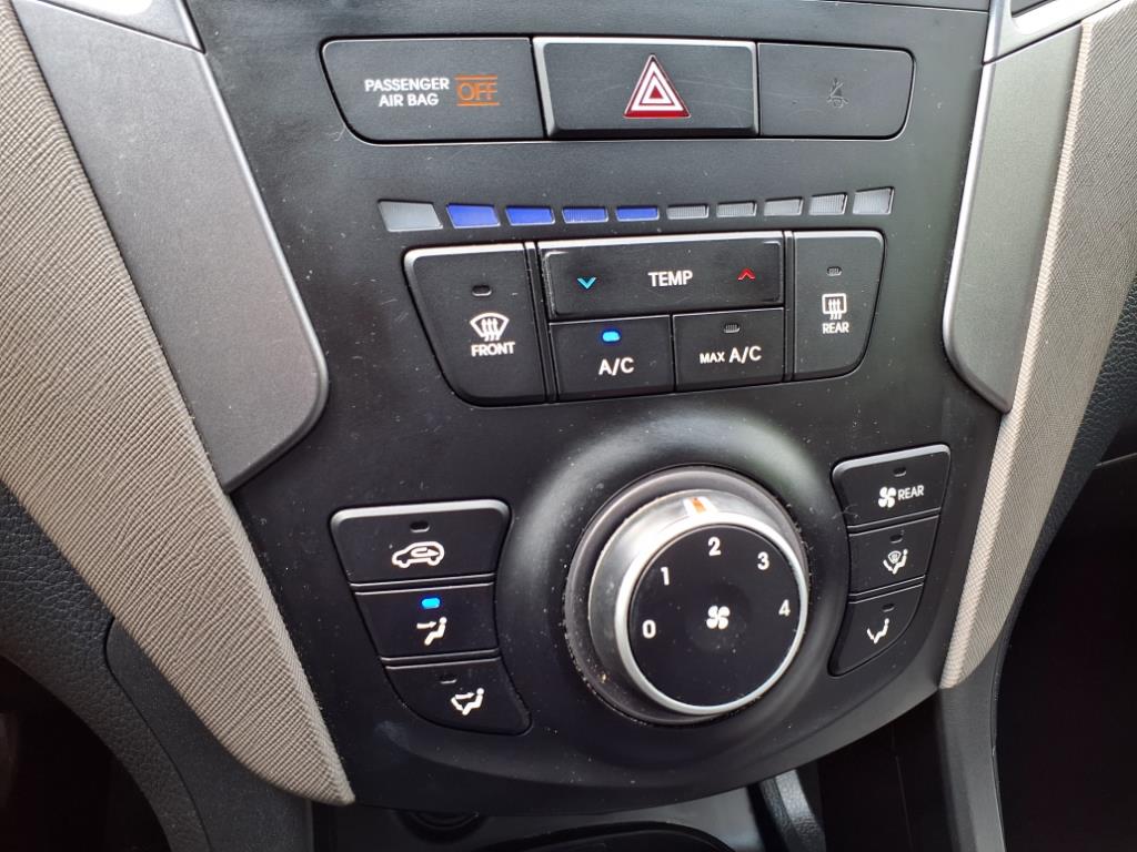 2016 Hyundai Santa Fe SE 23