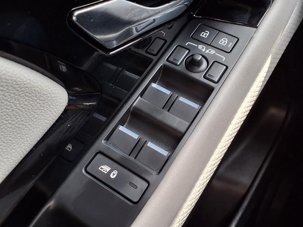 Thumbnail: 2023 Land Rover Range Rover Evoque - 16