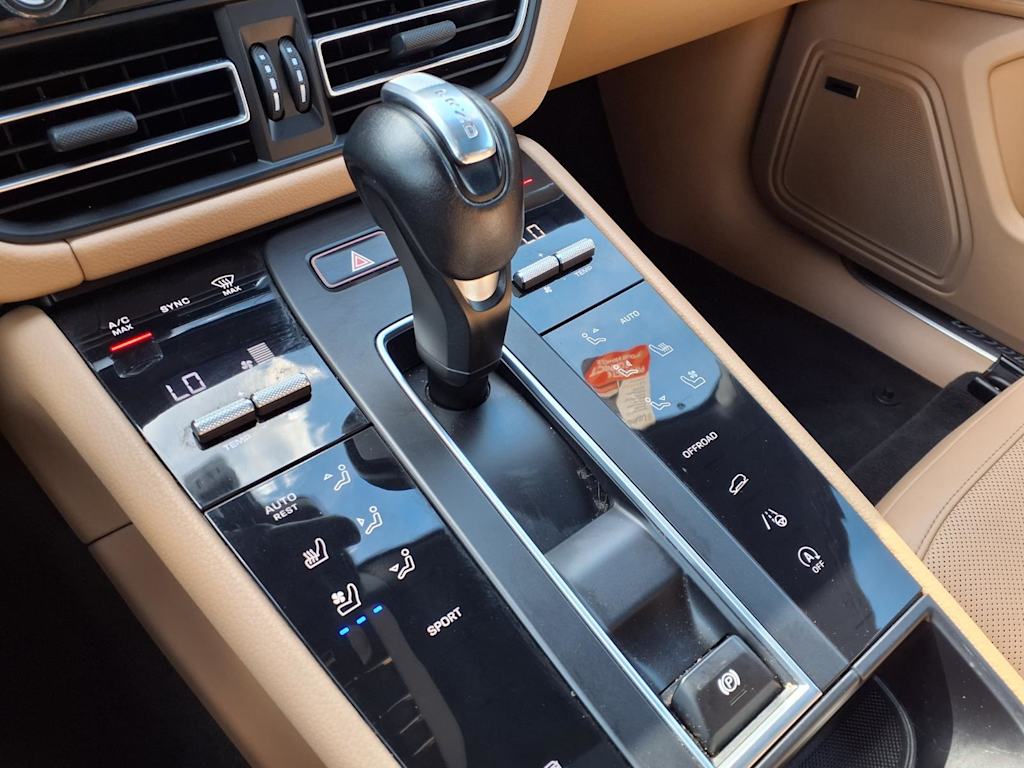 Thumbnail: 2022 Porsche Macan - 16