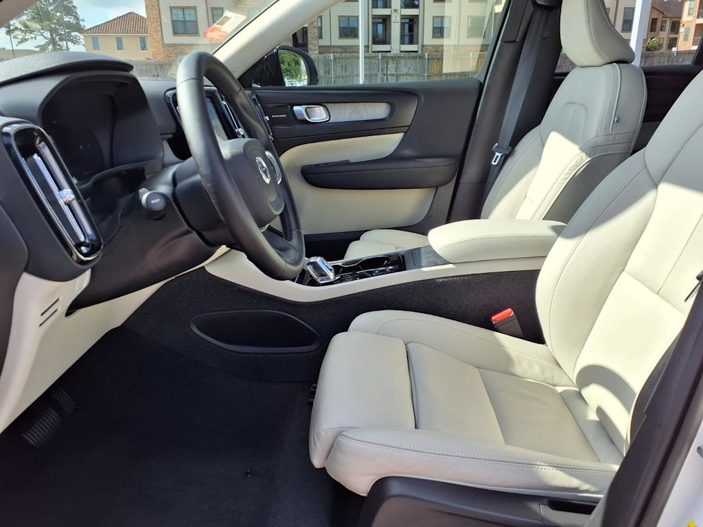 Thumbnail: 2023 Volvo XC40 - 11