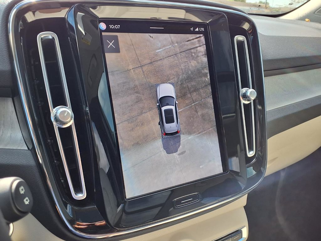 Thumbnail: 2023 Volvo XC40 - 21