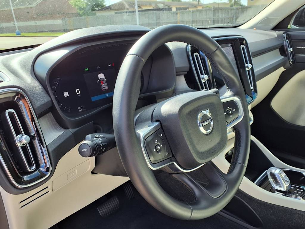 Thumbnail: 2023 Volvo XC40 - 2