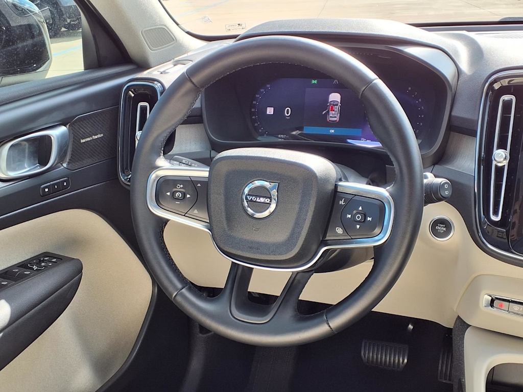 Thumbnail: 2023 Volvo XC40 - 14