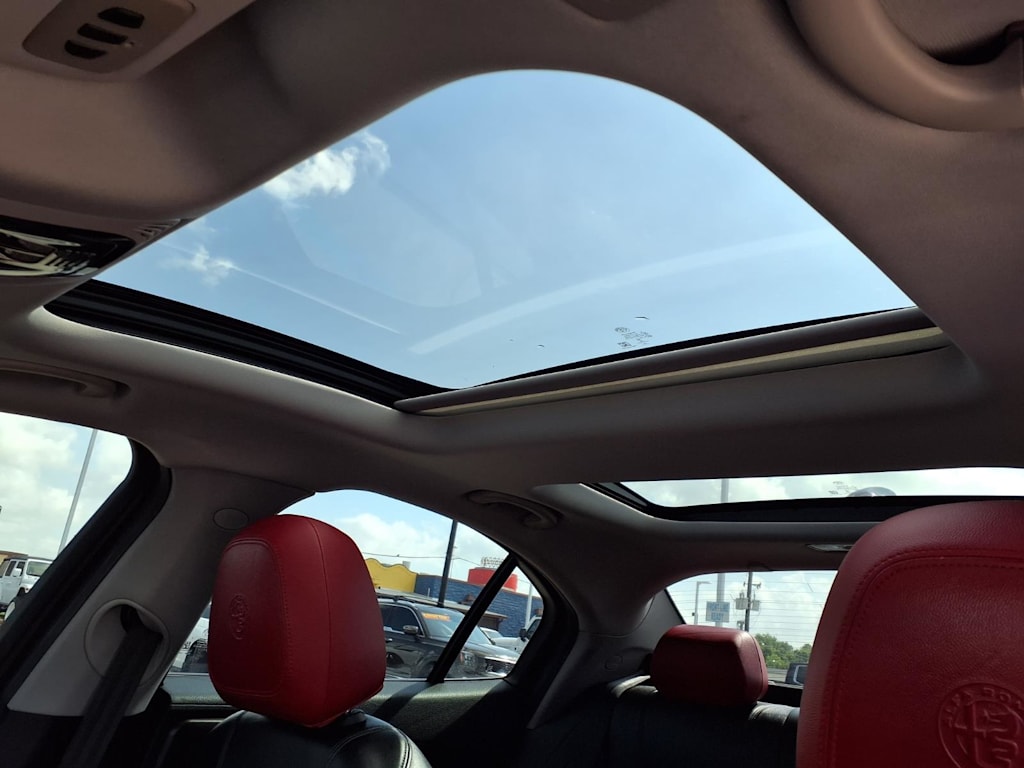 Thumbnail: 2021 Alfa Romeo Giulia - 20