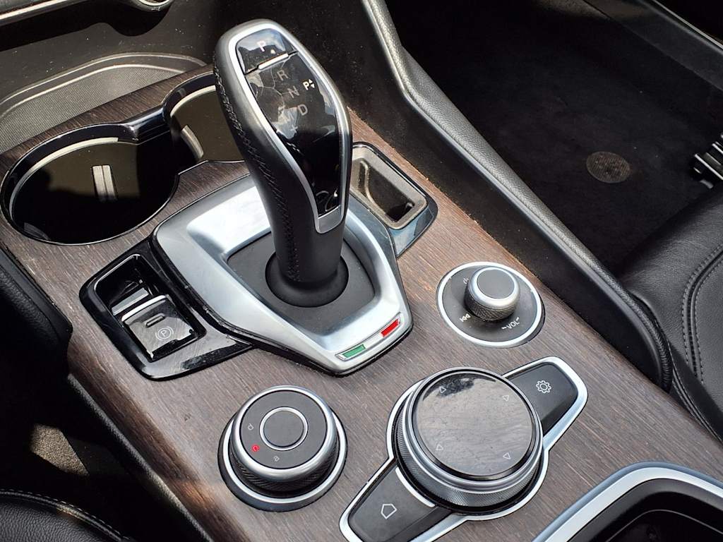 Thumbnail: 2021 Alfa Romeo Giulia - 15