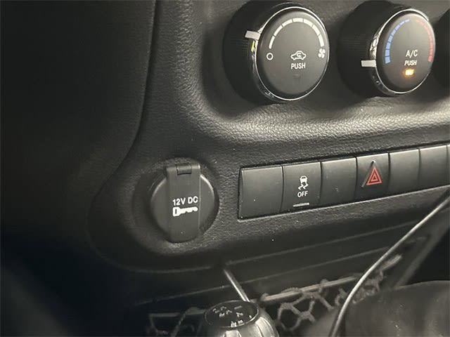 Thumbnail: 2015 Jeep Wrangler - 25