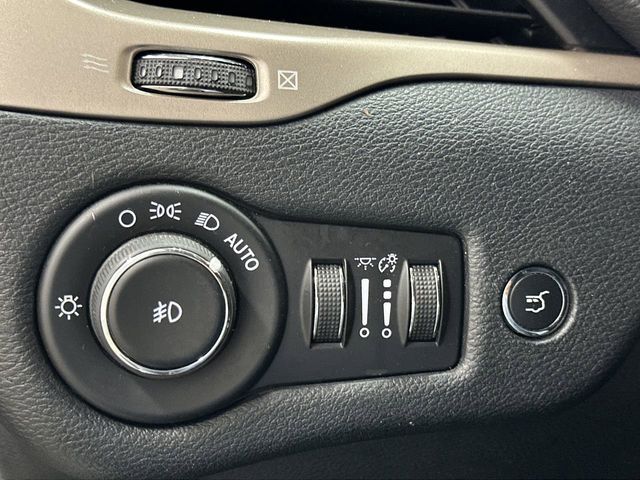 Thumbnail: 2016 Jeep Cherokee - 25