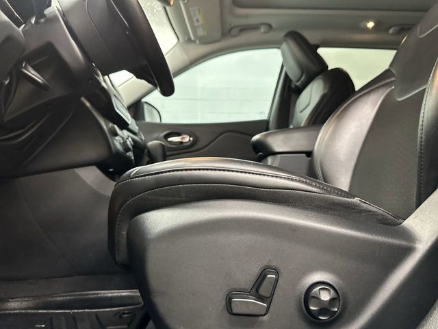 Thumbnail: 2019 Jeep Cherokee - 29
