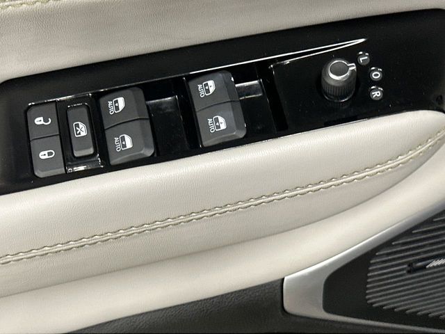 Thumbnail: 2022 Jeep Wagoneer - 23
