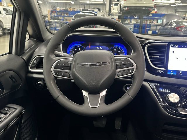Thumbnail: 2025 Chrysler Pacifica - 6
