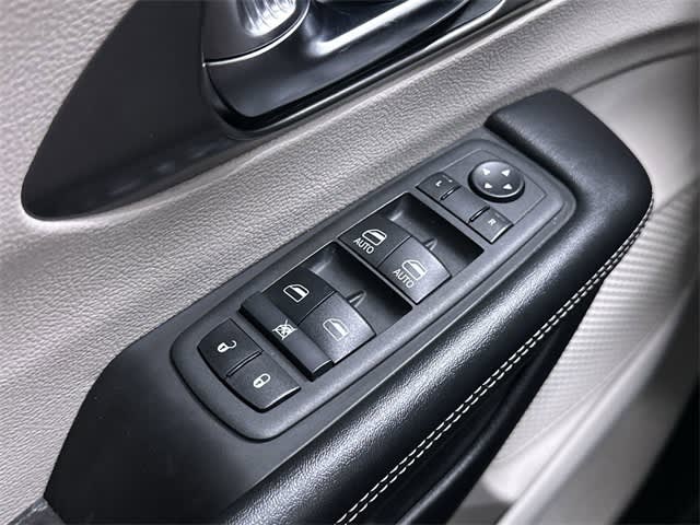 2022 Chrysler Pacifica Touring L 25
