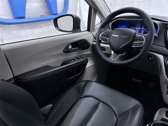 2023 Chrysler Pacifica Touring L 2