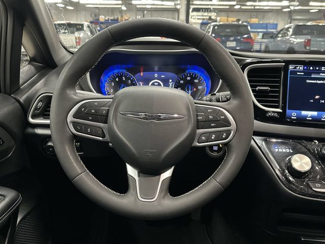 Thumbnail: 2025 Chrysler Pacifica - 6