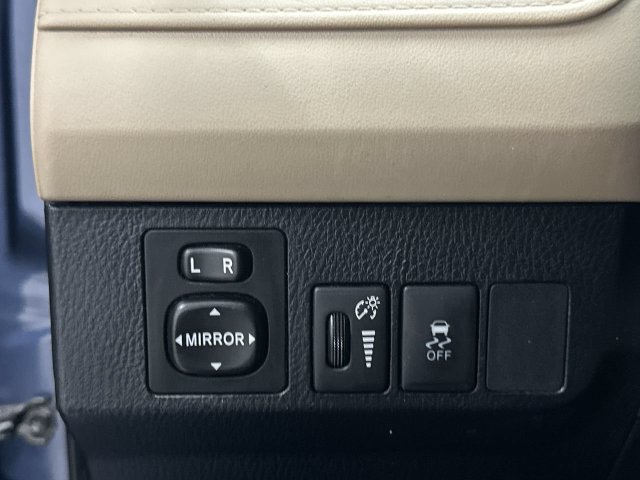 Thumbnail: 2013 Toyota RAV4 - 25