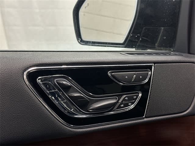 Thumbnail: 2024 Lincoln Navigator - 4