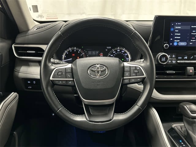 Thumbnail: 2023 Toyota Highlander - 6