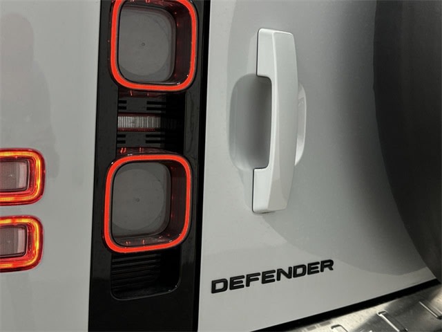 2023 Land Rover Defender 110 31