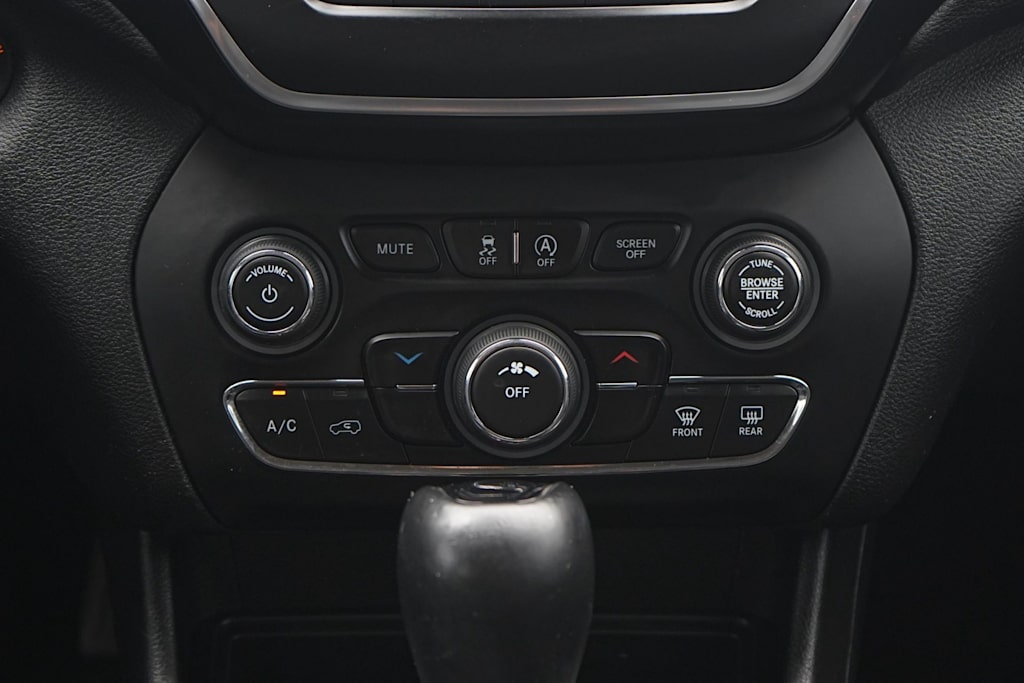 Thumbnail: 2021 Jeep Cherokee - 25