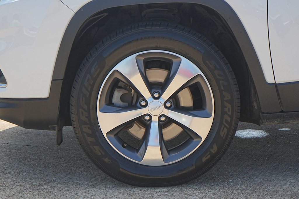 Thumbnail: 2019 Jeep Cherokee - 7