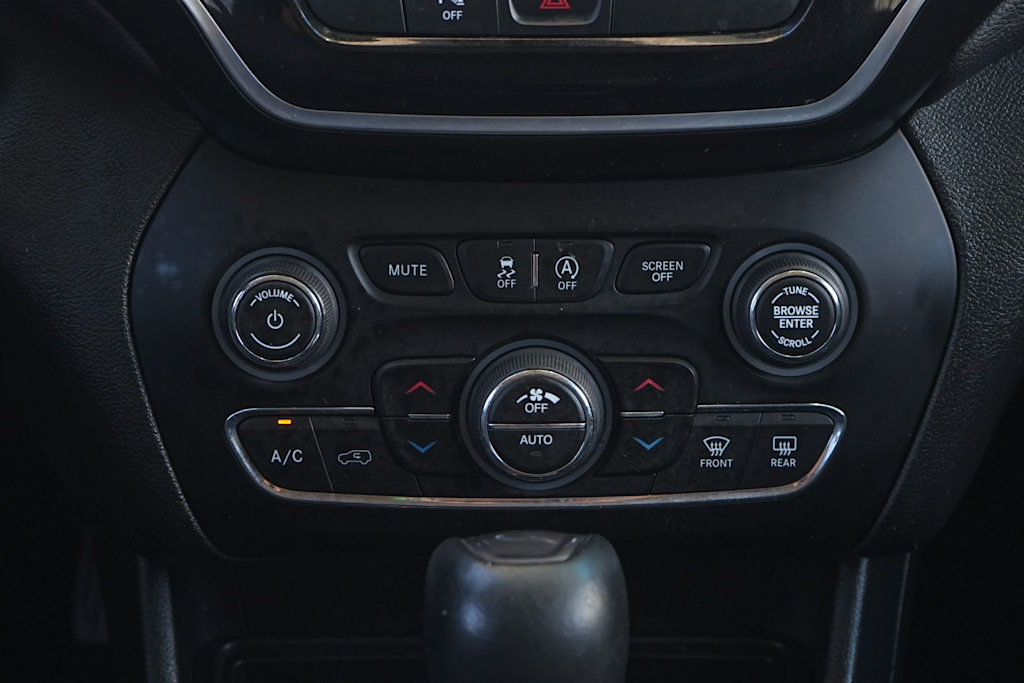 Thumbnail: 2019 Jeep Cherokee - 25