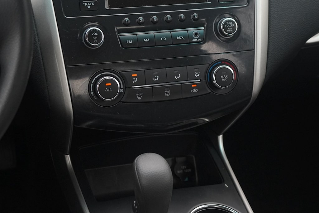 Thumbnail: 2015 Nissan Altima - 25