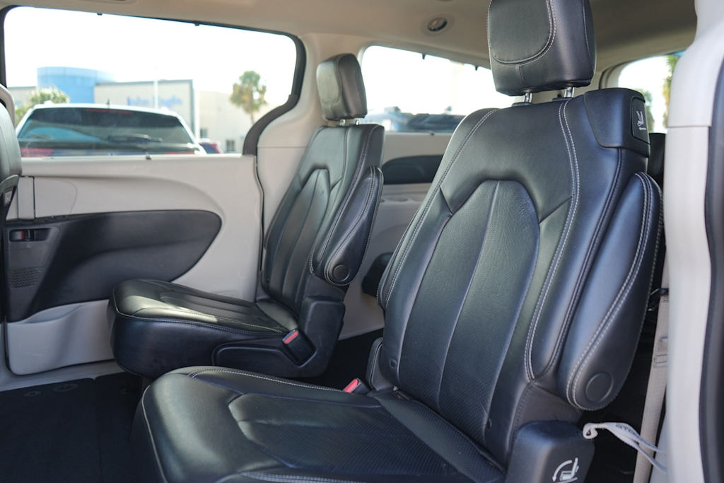 Thumbnail: 2022 Chrysler Pacifica - 21