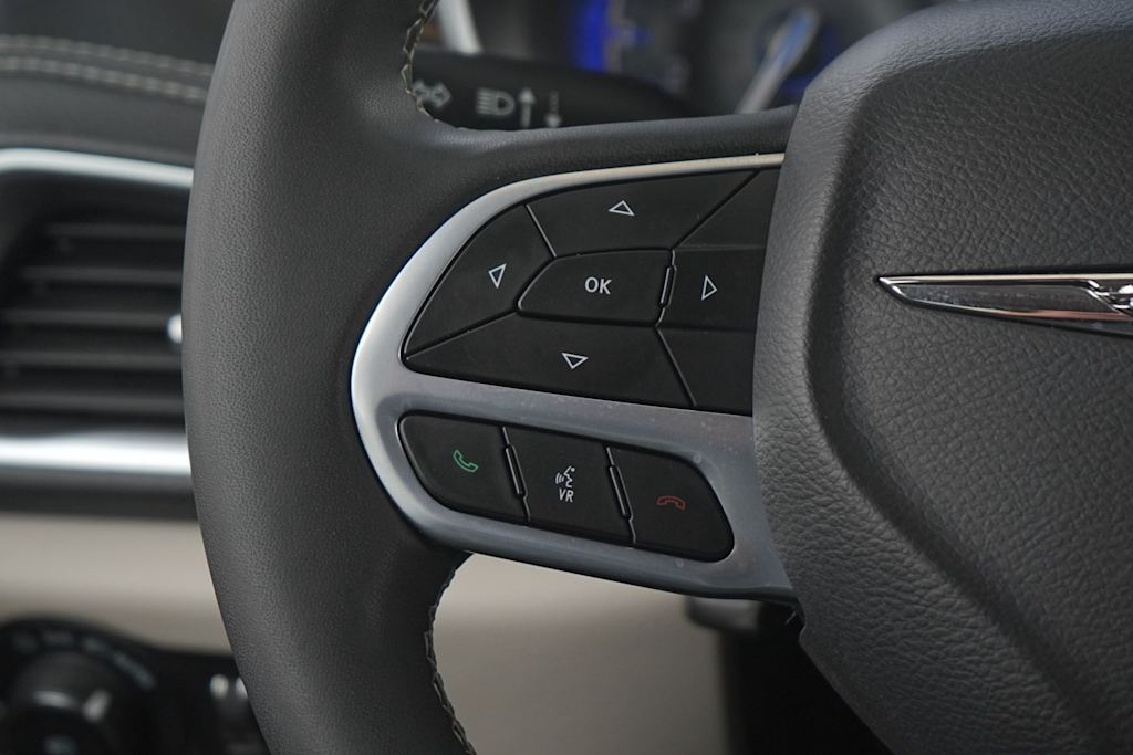 Thumbnail: 2023 Chrysler Pacifica - 21