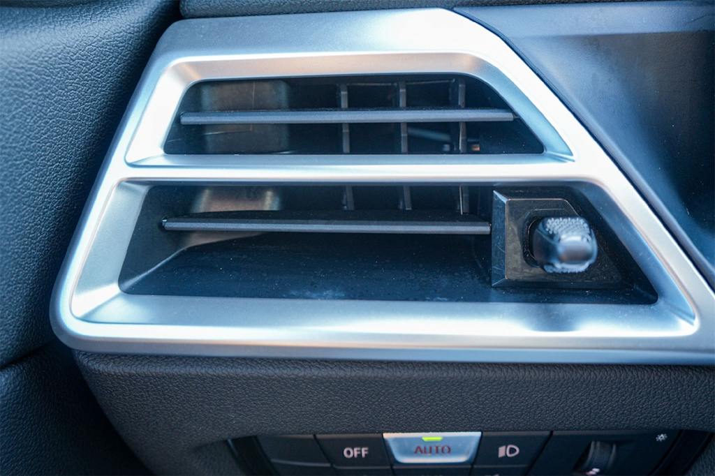 Thumbnail: 2025 BMW 3 Series - 28