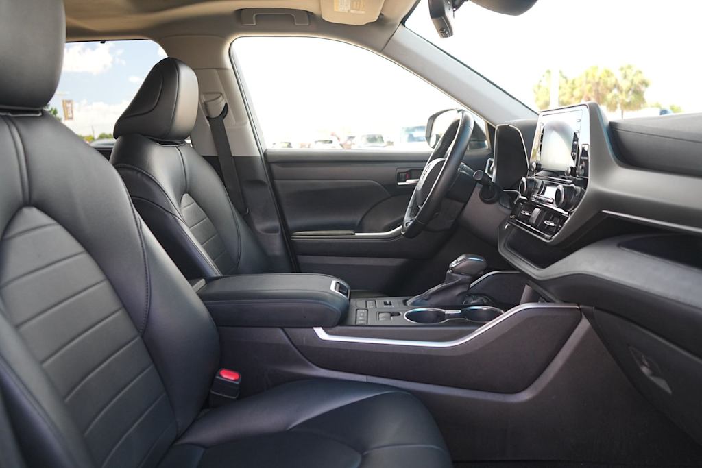 Thumbnail: 2021 Toyota Highlander - 12