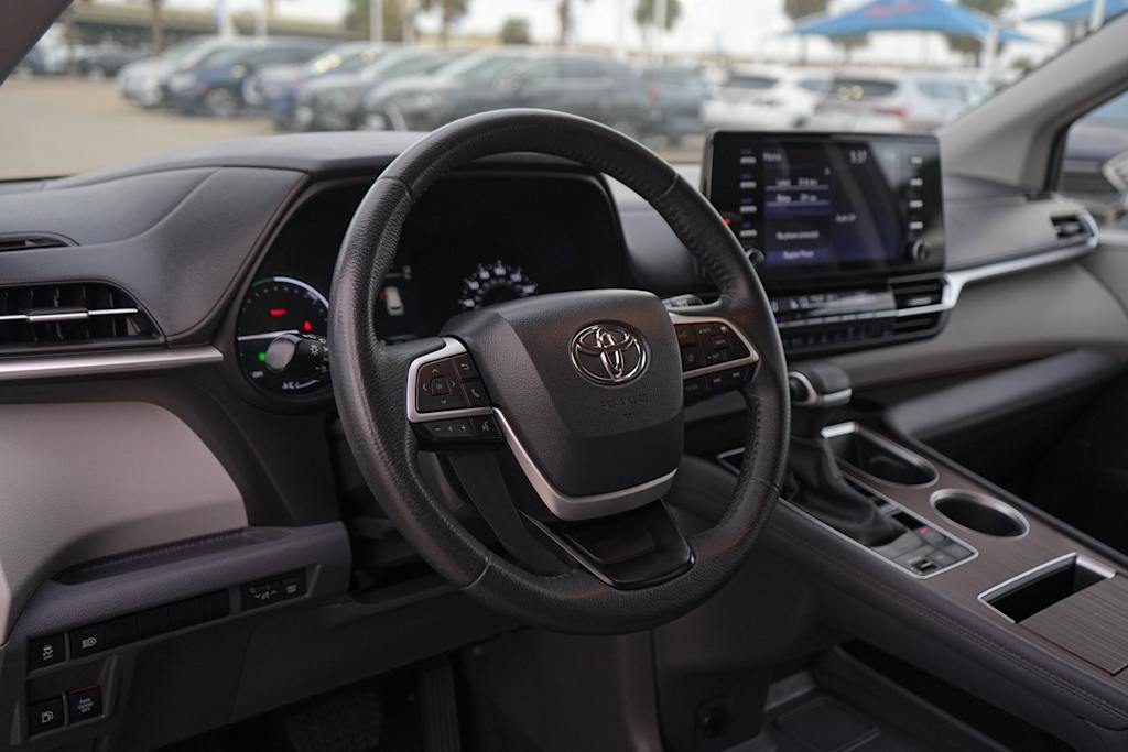 Thumbnail: 2023 Toyota Sienna - 2