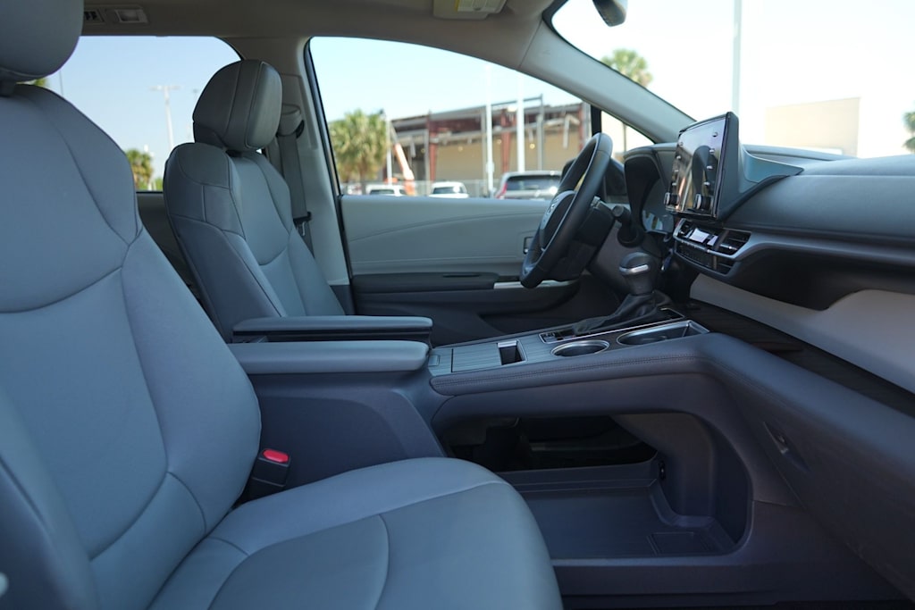 Thumbnail: 2023 Toyota Sienna - 12
