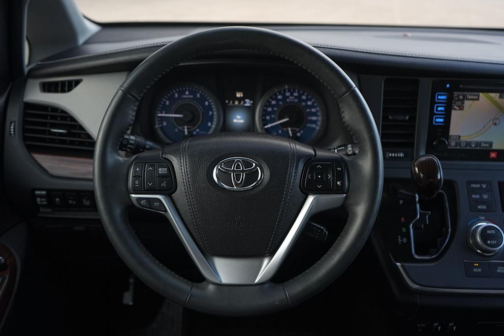 Thumbnail: 2017 Toyota Sienna - 14