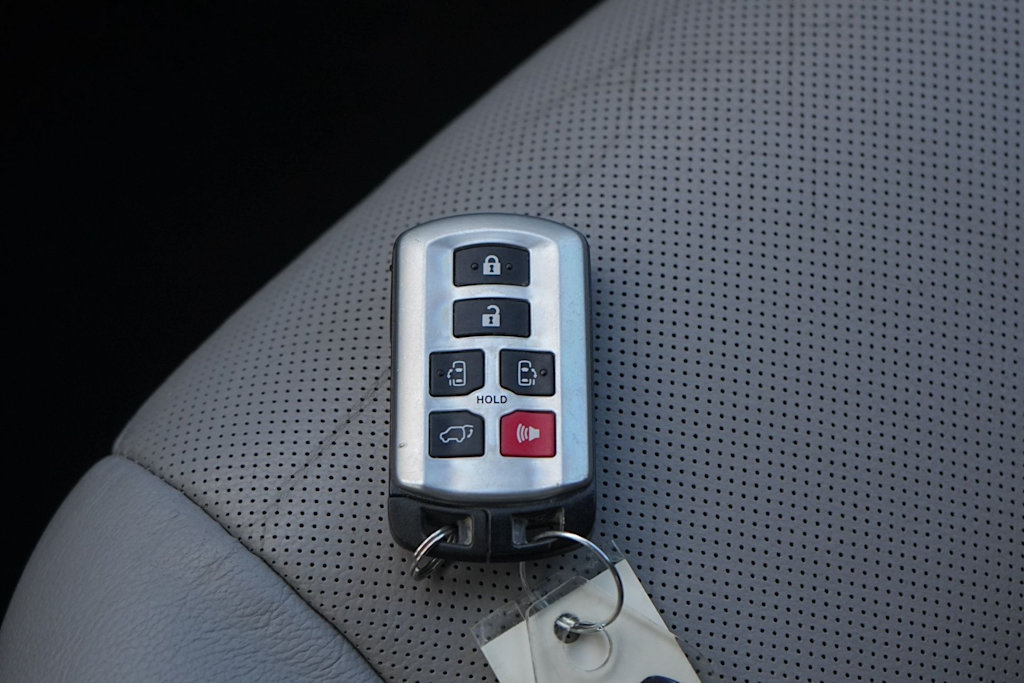 Thumbnail: 2017 Toyota Sienna - 28