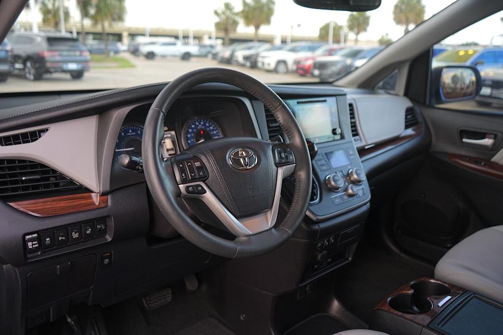 Thumbnail: 2017 Toyota Sienna - 2