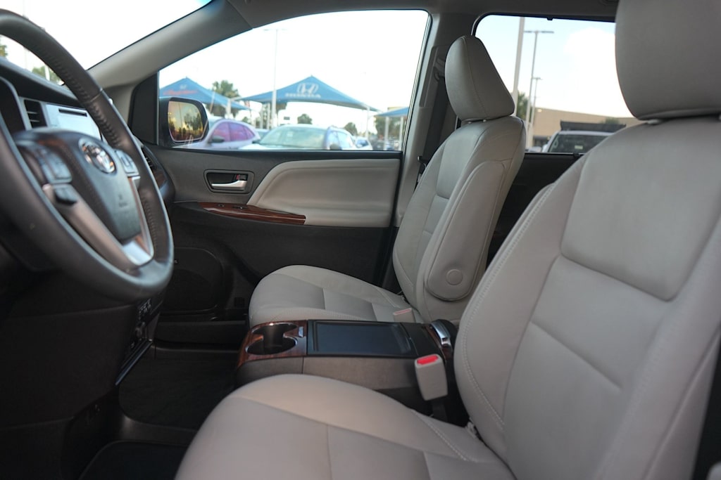 Thumbnail: 2017 Toyota Sienna - 11