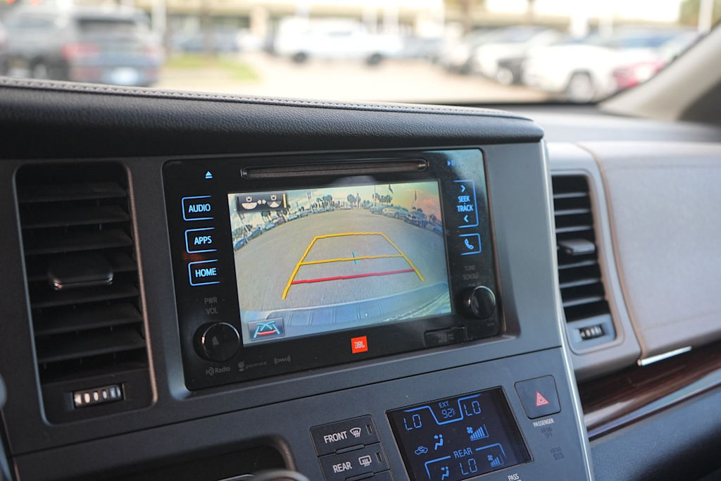 Thumbnail: 2017 Toyota Sienna - 24