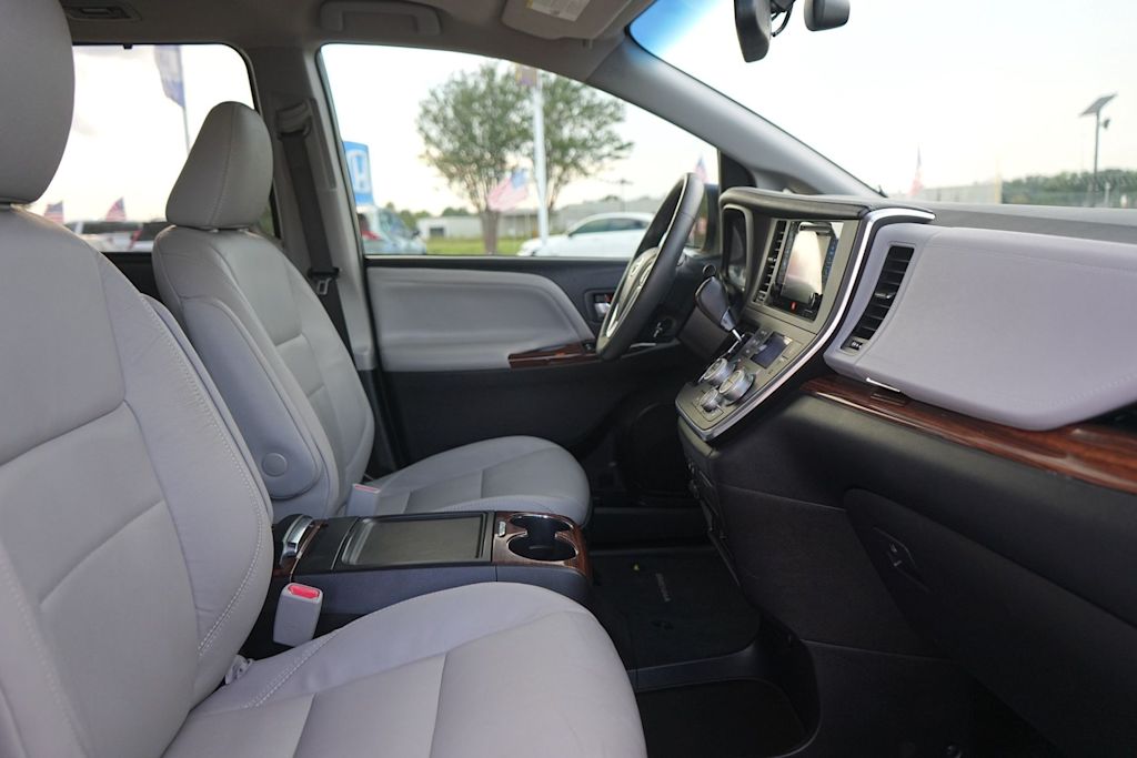 Thumbnail: 2017 Toyota Sienna - 12