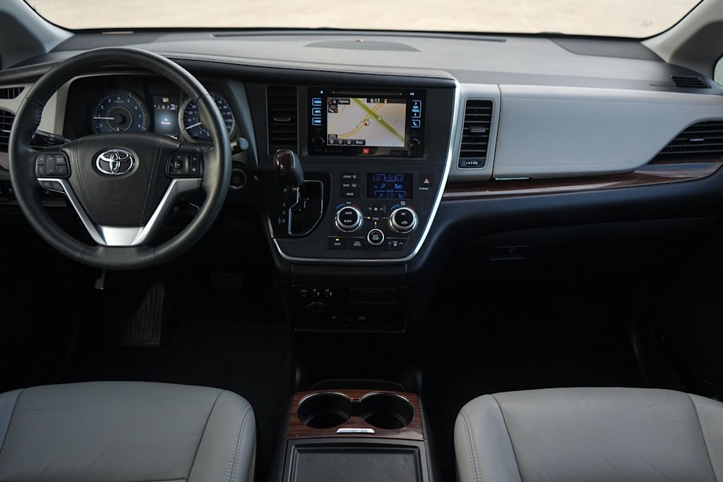 Thumbnail: 2017 Toyota Sienna - 10