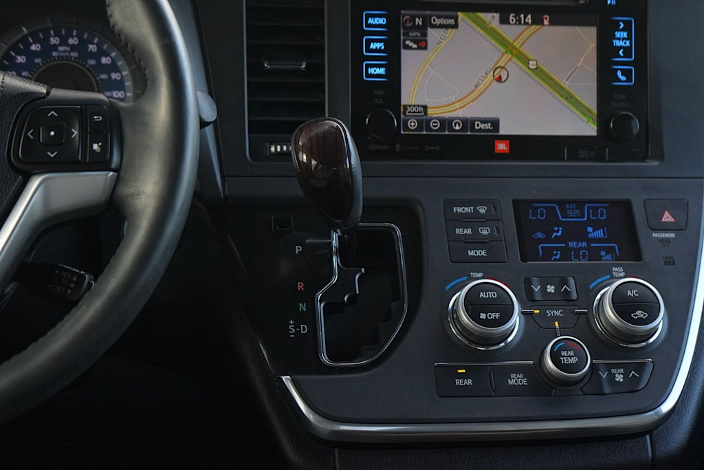 Thumbnail: 2017 Toyota Sienna - 23