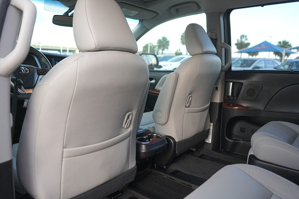 Thumbnail: 2017 Toyota Sienna - 13