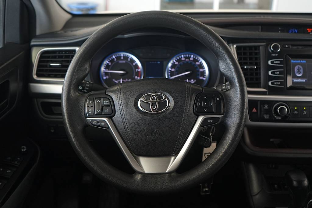 Thumbnail: 2015 Toyota Highlander - 14