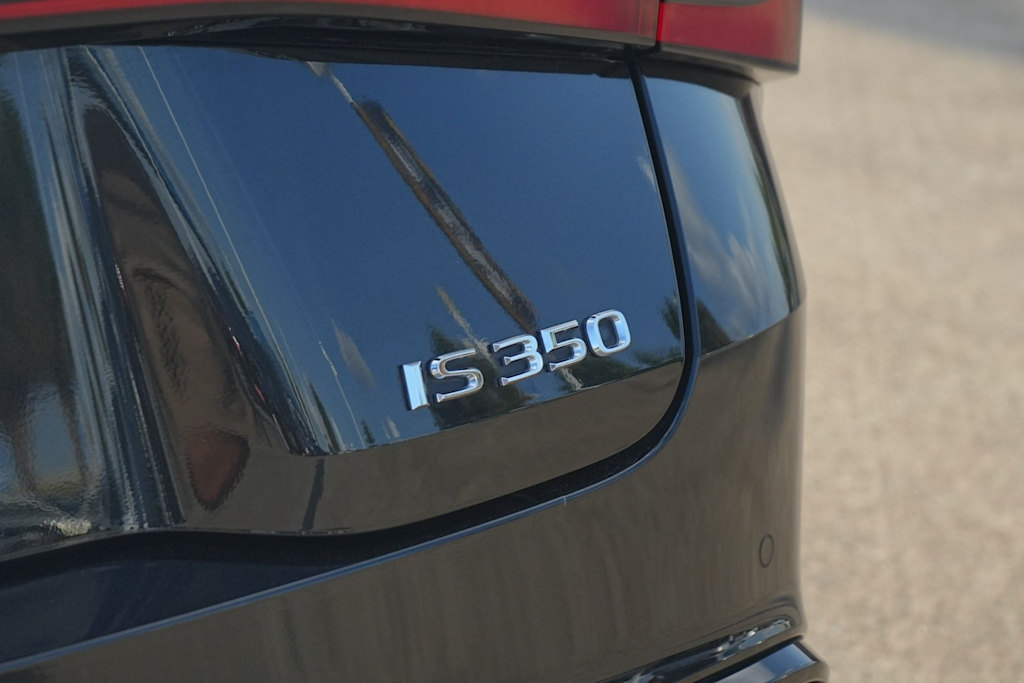 Thumbnail: 2024 Lexus ES - 7