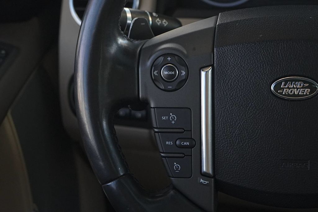 Thumbnail: 2016 Land Rover LR4 - 23