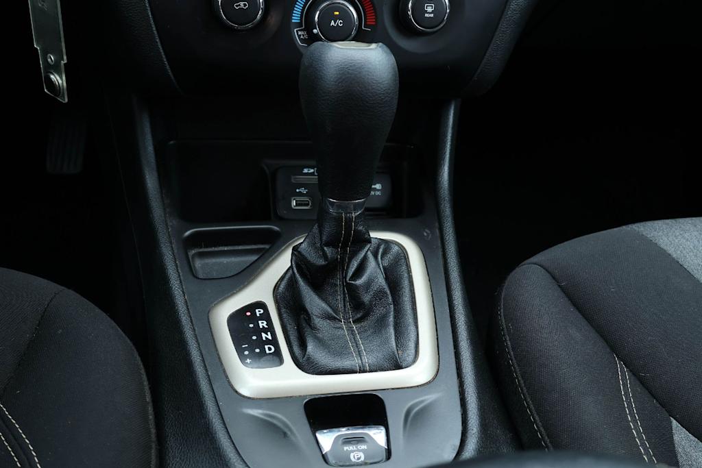 Thumbnail: 2017 Jeep Cherokee - 15
