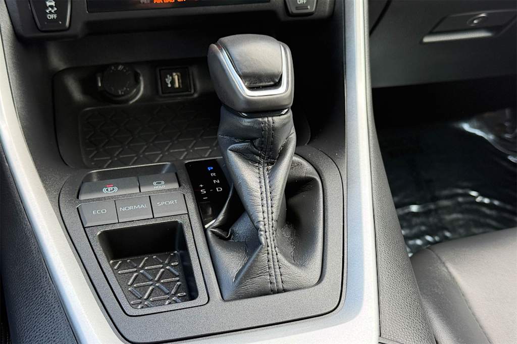 Thumbnail: 2025 Toyota RAV4 - 16